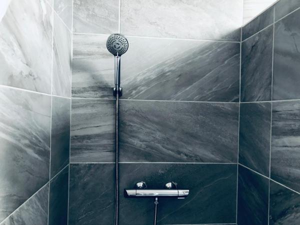 Végvári Hotel Eger : photo 6 de la chambre chambre double avec salle de bains privative extérieure