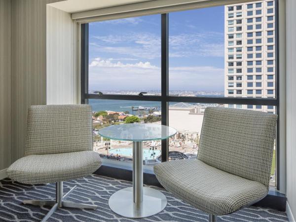 Manchester Grand Hyatt San Diego : photo 8 de la chambre chambre double avec 2 lits doubles et douche - accessible aux personnes à mobilité réduite