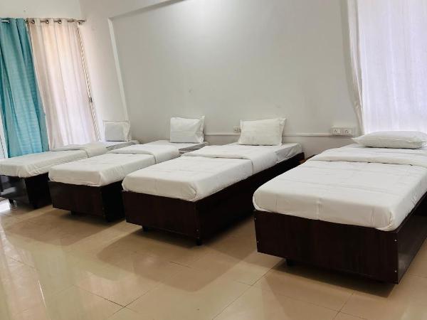 Elite stays viman nagar : photo 2 de la chambre chambre familiale avec balcon