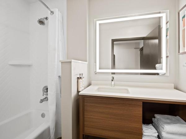Holiday Inn Hotel & Suites Albuquerque Airport, an IHG Hotel : photo 1 de la chambre suite lit king-size