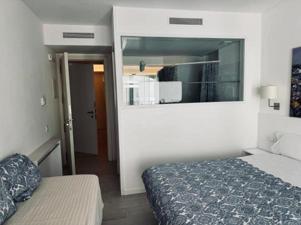 Hostal Marina Cadaqués : photo 8 de la chambre chambre familiale supérieure