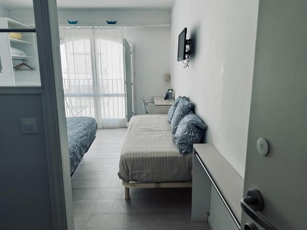 Hostal Marina Cadaqués : photo 7 de la chambre chambre familiale supérieure