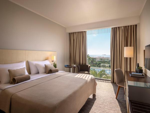 Valamar Lacroma Hotel : photo 1 de la chambre chambre côté mer pour 2+1 personnes