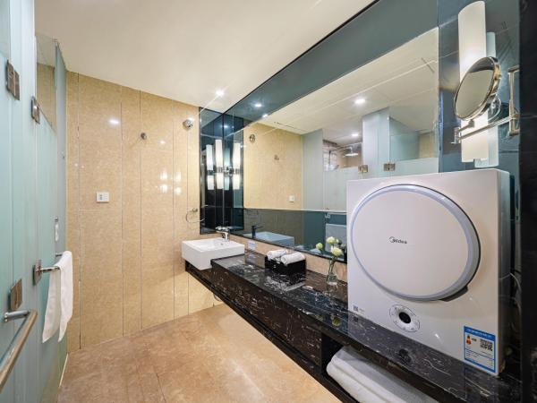 Evening Breeze Hotel 晚风酒店 : photo 6 de la chambre chambre lit king-size - vue sur ville