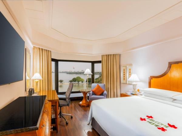 Hyderabad Marriott Hotel & Convention Centre : photo 1 de la chambre executive lake view king with bathtub & lounge access