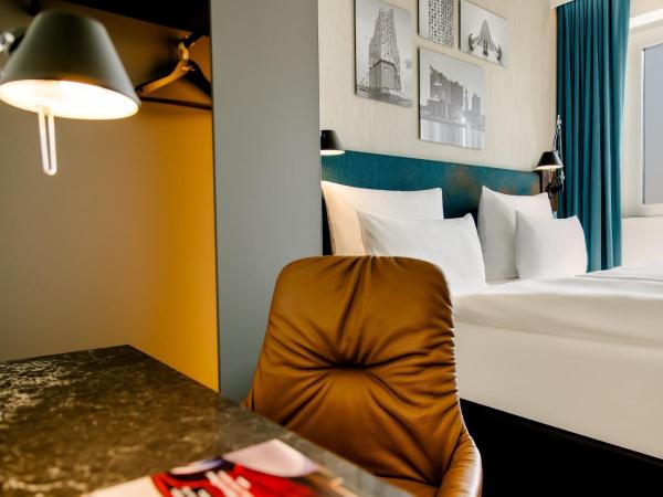 Motel One Hamburg am Michel : photo 3 de la chambre chambre lit queen-size.