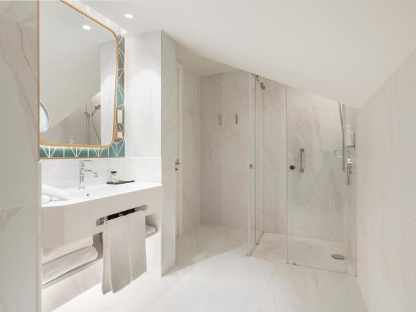 The Emerald House Lisbon - Curio Collection By Hilton : photo 4 de la chambre chambre lit king-size deluxe avec balcon