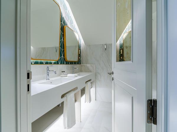 The Emerald House Lisbon - Curio Collection By Hilton : photo 6 de la chambre chambre lit king-size deluxe avec balcon
