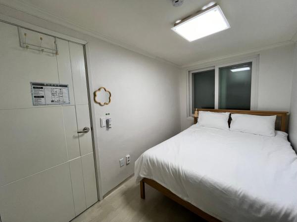 Bueno Day - Near Hongdae & Historic Sites : photo 1 de la chambre chambre double avec salle de bains commune