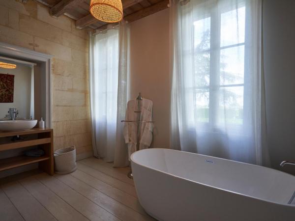 Château Bonalgue - Pomerol : photo 8 de la chambre chambre double - vue sur jardin