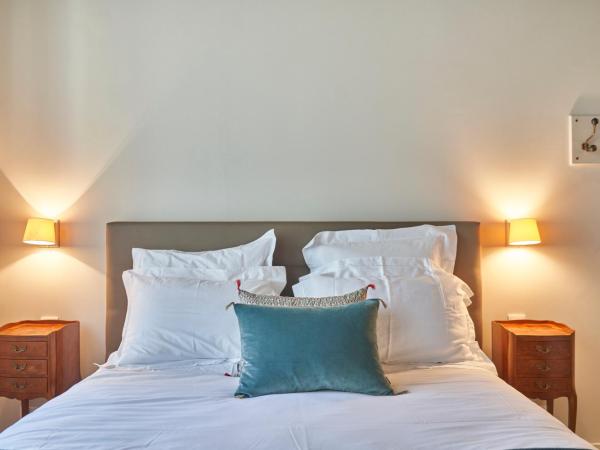 Château Bonalgue - Pomerol : photo 3 de la chambre chambre lit queen-size - vue sur jardin