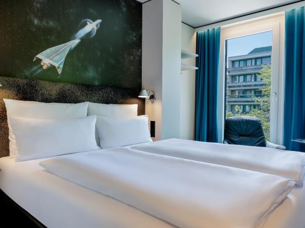 Motel One München - Deutsches Museum : photo 9 de la chambre chambre lit king-size