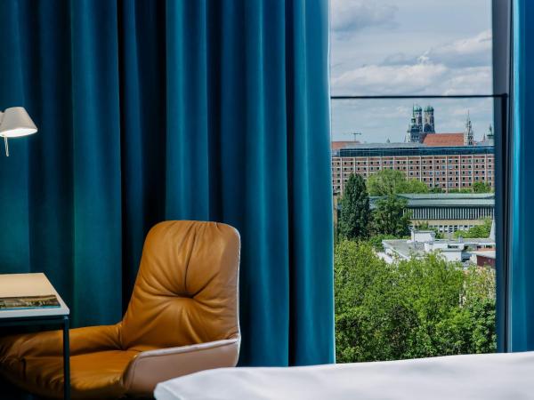 Motel One München - Deutsches Museum : photo 10 de la chambre chambre lit queen-size.