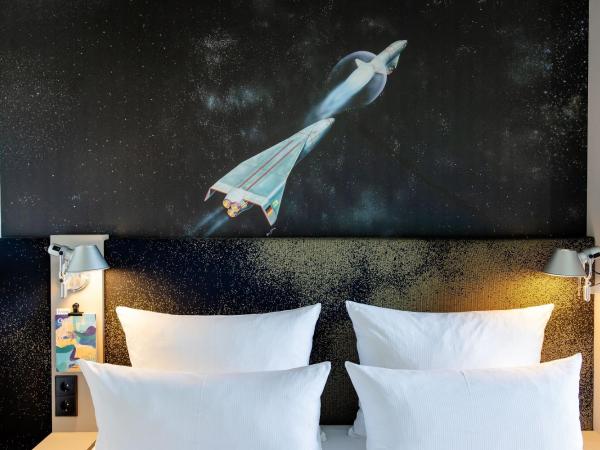 Motel One München - Deutsches Museum : photo 9 de la chambre chambre lit queen-size.