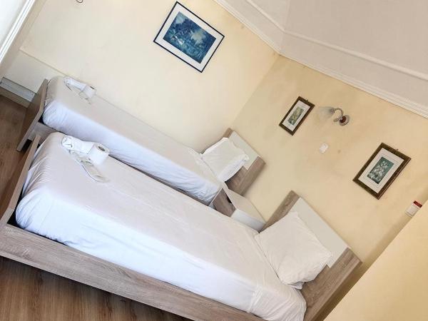 Central Guest House : photo 1 de la chambre chambre quadruple