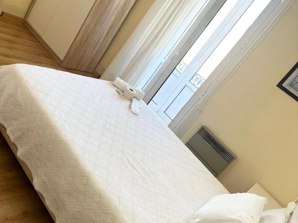 Central Guest House : photo 1 de la chambre chambre familiale avec salle de bains