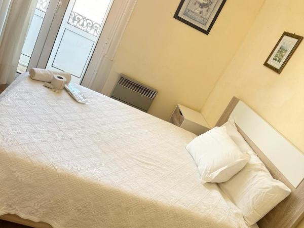 Central Guest House : photo 4 de la chambre chambre familiale avec salle de bains