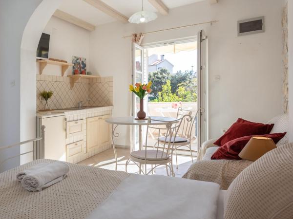 Poolside Stone Residences - Marina Bok : photo 3 de la chambre studio