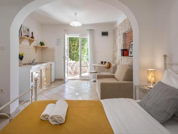 Poolside Stone Residences - Marina Bok : photo 3 de la chambre studio avec terrasse