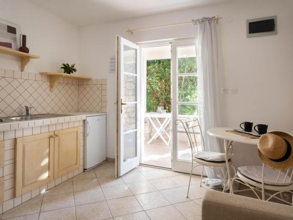 Poolside Stone Residences - Marina Bok : photo 2 de la chambre studio avec terrasse