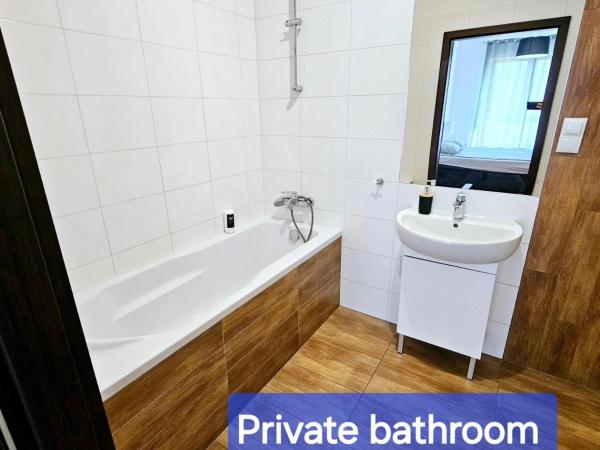 Rooms Green Rydygiera 17 own room tv wifi : photo 2 de la chambre chambre double deluxe avec baignoire