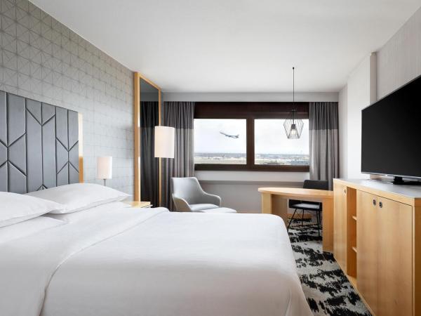 Sheraton Frankfurt Airport Hotel & Conference Center : photo 4 de la chambre  chambre deluxe lit king-size ou lit queen-size 