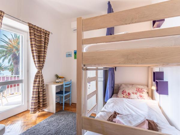 Hostel Casa La Cha : photo 6 de la chambre bed in 4-bed mixed dormitory room with balcony and sea view