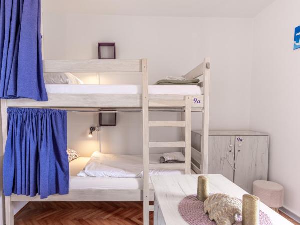 Hostel Casa La Cha : photo 9 de la chambre bed in 4-bed mixed dormitory room with balcony and sea view