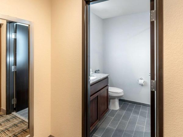 MainStay Suites Denver International Airport : photo 4 de la chambre suite avec 2 lits queen-size et canapé-lit - non-fumeurs