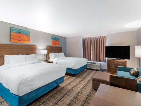 MainStay Suites Denver International Airport : photo 1 de la chambre suite avec 2 lits queen-size et canapé-lit - non-fumeurs