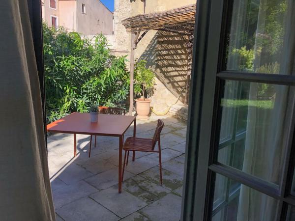 La Chapelle sur la Sorgue : photo 4 de la chambre suite lit king-size - vue sur piscine