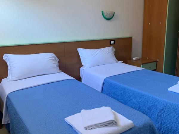 Hotel Mercurio : photo 4 de la chambre chambre lits jumeaux