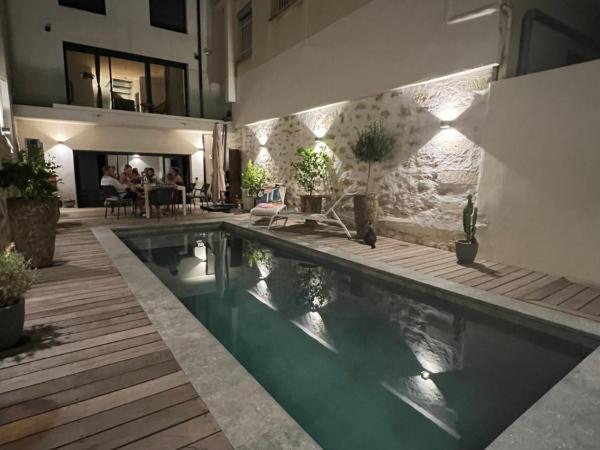 Chambre dans maison de ville avec piscine et garage en centre ville : photo 2 de la chambre chambre double - vue sur piscine