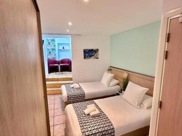 HOTEL DES CALANQUES : photo 1 de la chambre chambre double ou lits jumeaux standard