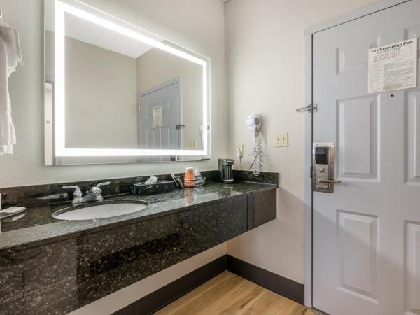 Clarion Pointe Louisville East : photo 1 de la chambre chambre lit king-size - non-fumeurs