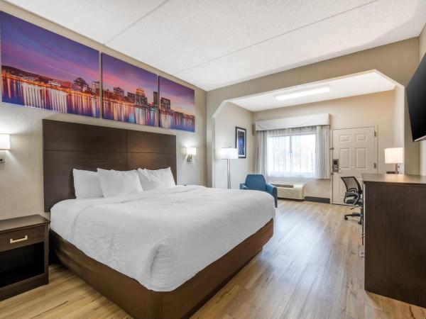 Clarion Pointe Louisville East : photo 9 de la chambre chambre lit king-size - non-fumeurs