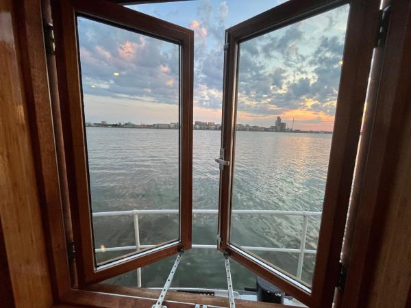 Casey's Lake View House Boat : photo 10 de la chambre chambre lit king-size - vue sur lac