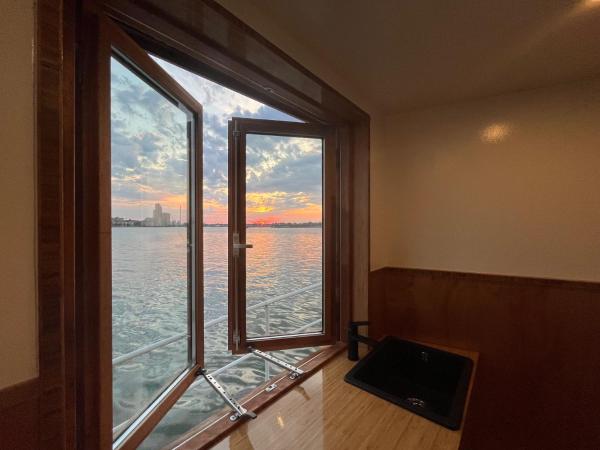 Casey's Lake View House Boat : photo 9 de la chambre chambre lit king-size - vue sur lac