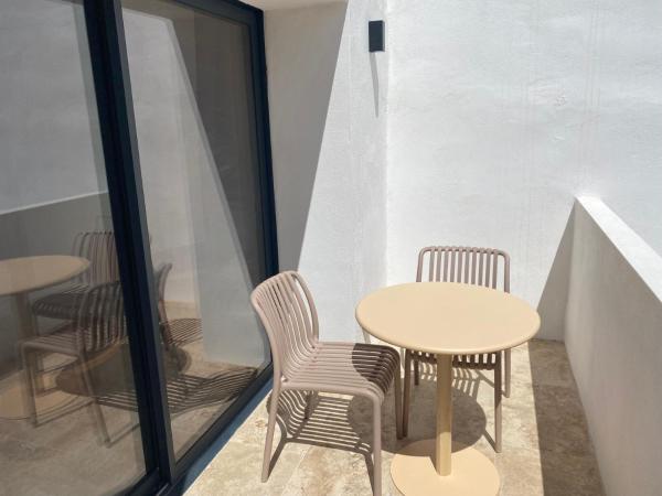La Maison De Ville - avec piscine chauffée : photo 4 de la chambre chambre double - vue sur piscine