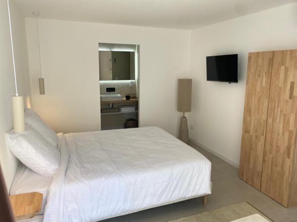 La Maison De Ville - avec piscine chauffée : photo 2 de la chambre chambre double - vue sur piscine