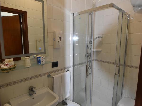 Hotel Condor : photo 5 de la chambre chambre familiale (2 adultes et 2 enfants)