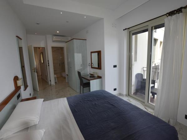 Hotel Condor : photo 3 de la chambre chambre double/lits jumeaux avec vue partielle sur mer