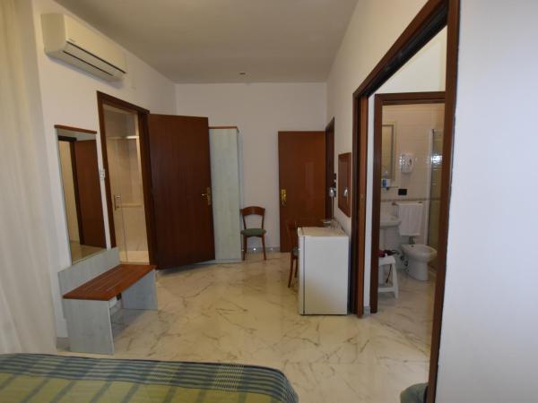 Hotel Condor : photo 10 de la chambre chambre familiale (2 adultes et 2 enfants)