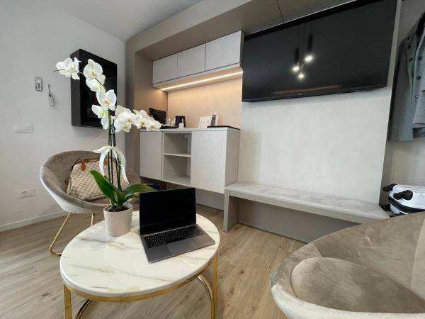 Chic & Charme Luxury Rooms : photo 6 de la chambre chambre lit king-size avec baignoire spa