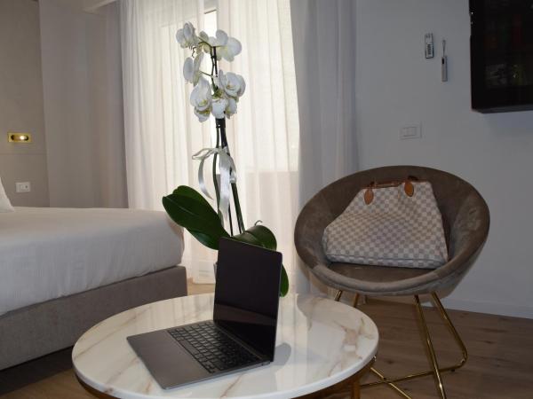 Chic & Charme Luxury Rooms : photo 10 de la chambre chambre lit king-size avec baignoire spa