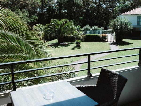 Hôtel Les Fougères : photo 3 de la chambre chambre double avec balcon et kitchenette - vue sur piscine