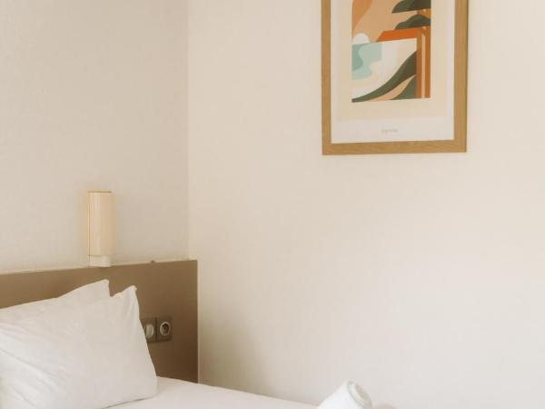 Hôtel Les Fougères : photo 5 de la chambre chambre double avec balcon et kitchenette - vue sur piscine