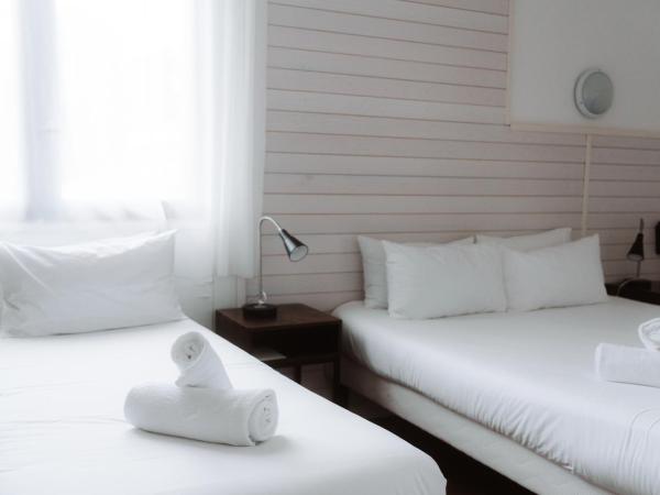 Hôtel Les Fougères : photo 3 de la chambre chambre triple avec kitchenette