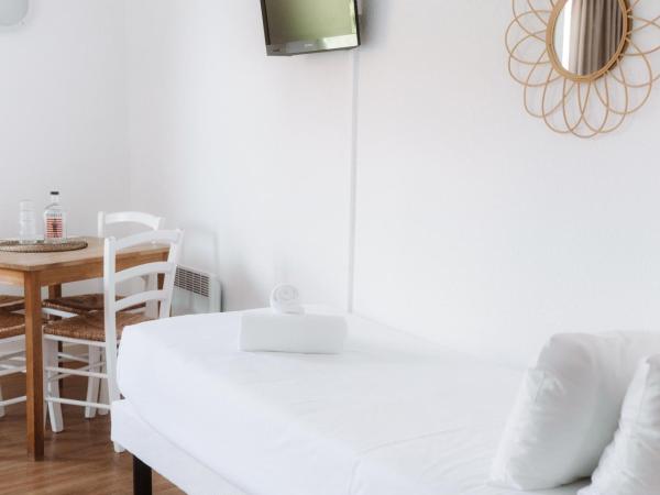 Hôtel Les Fougères : photo 2 de la chambre chambre triple avec kitchenette