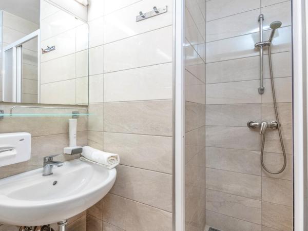 Corvin Hotel Budapest Residence : photo 4 de la chambre appartement avec douche